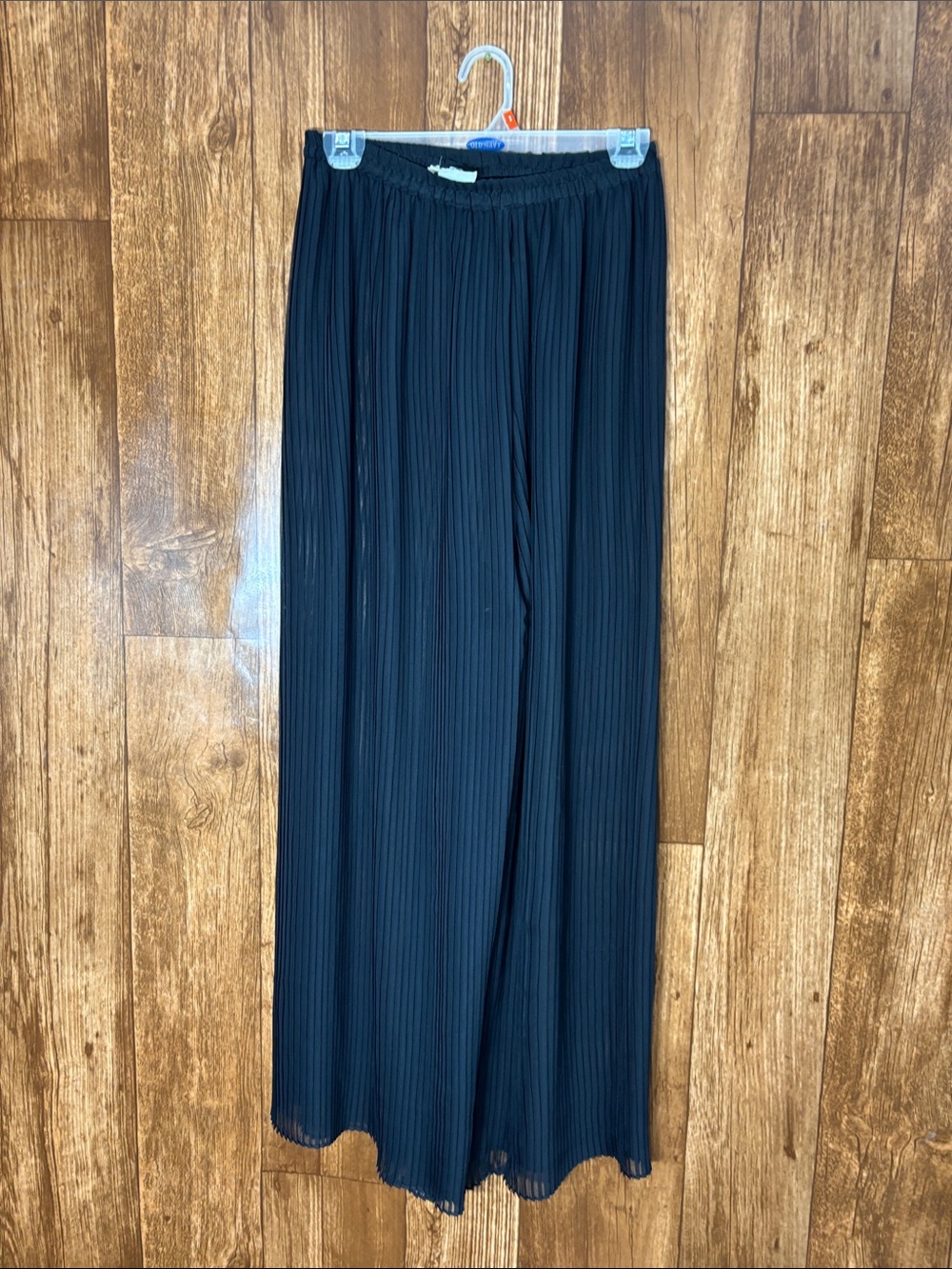 Modelle Designs Women's Black Pleated Maxi Skirt with Elastic Waist